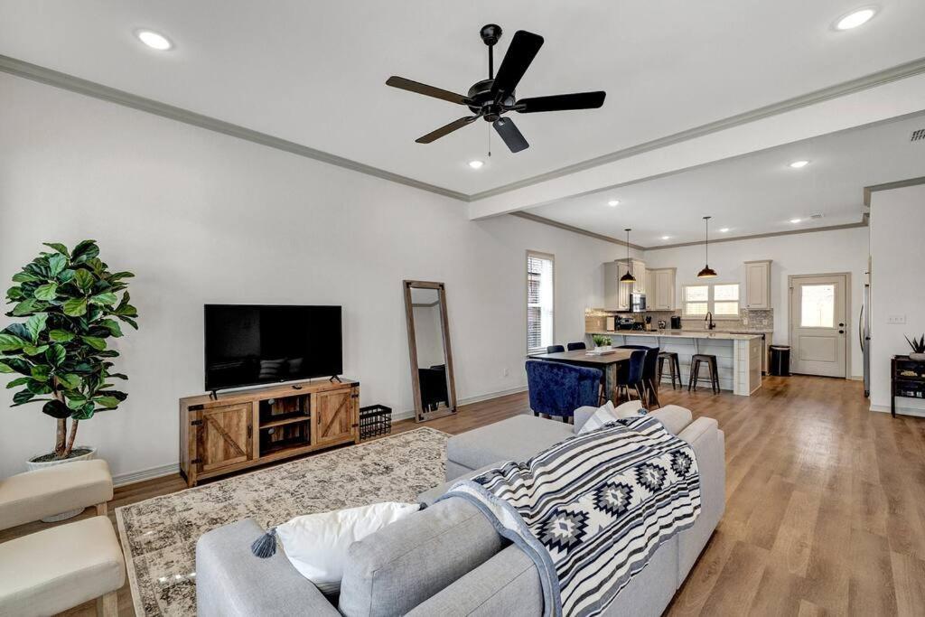 Alamo Luxury Living Up To 11 Villa Tyler Bagian luar foto